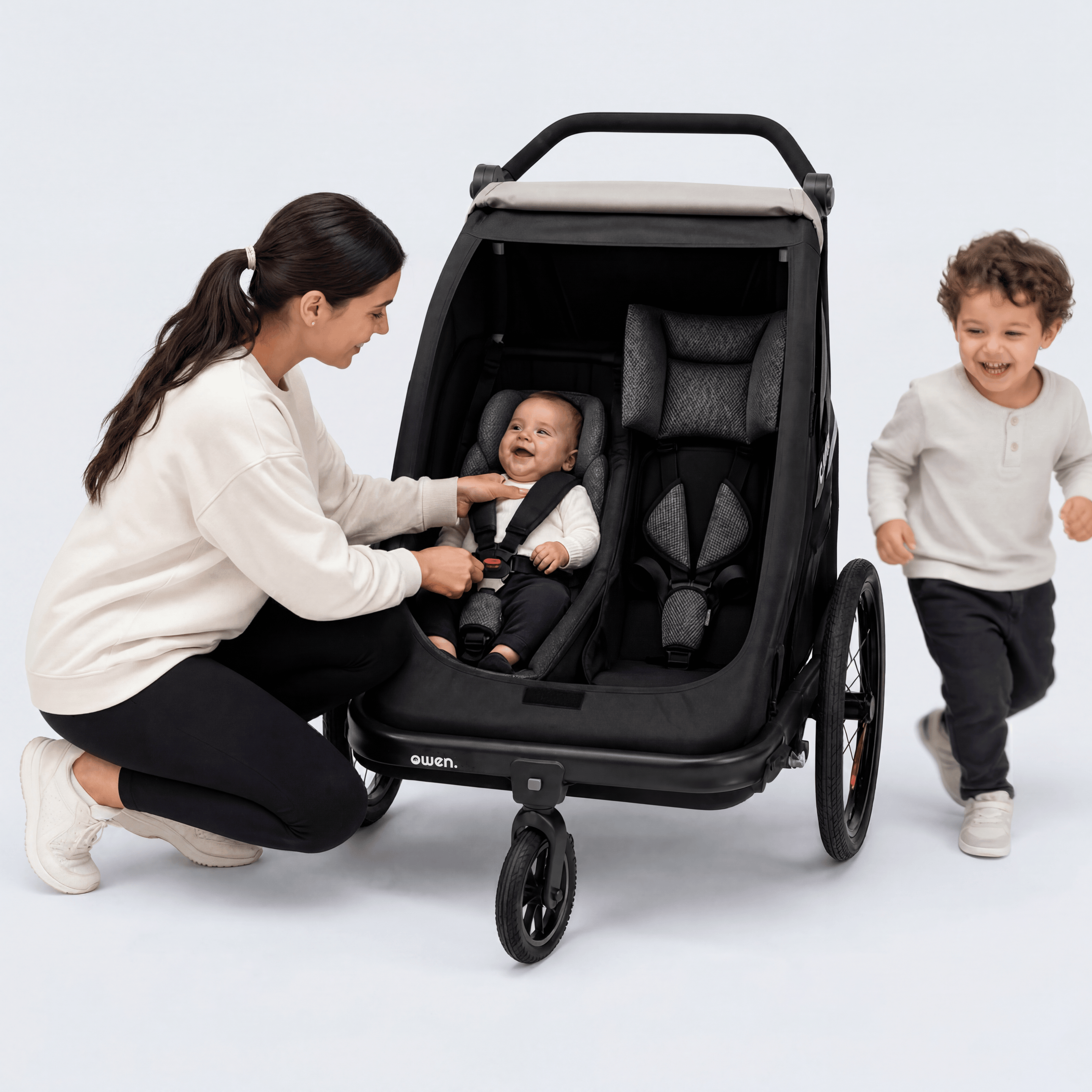 Familie mit dem OWEN Navora Kinderfahrradanhänger unterwegs